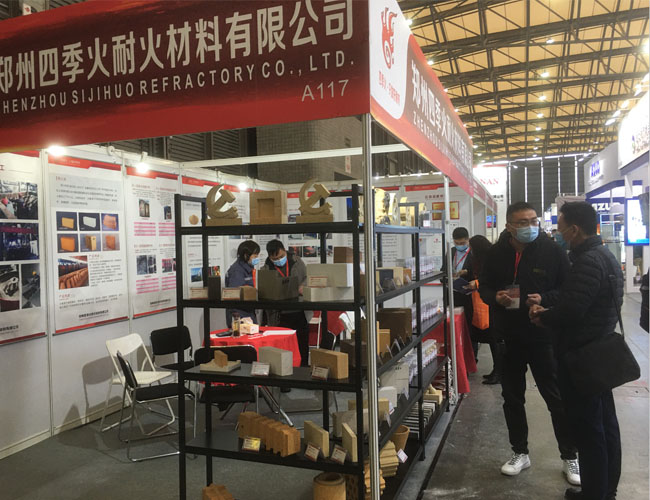 客戶詢問耐材產(chǎn)品，郭經(jīng)理跟客戶溝通具體的工況